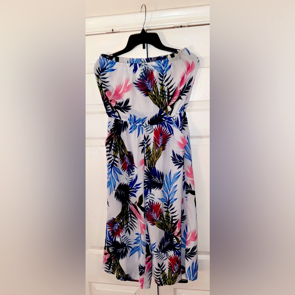 Amazing, Sleeveless Jumpsuit with Beautiful Flower Accent and Pockets!